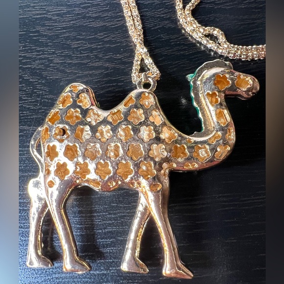 🐪 NWT! Green Rhinestone Camel Necklace - Picture 3 of 8